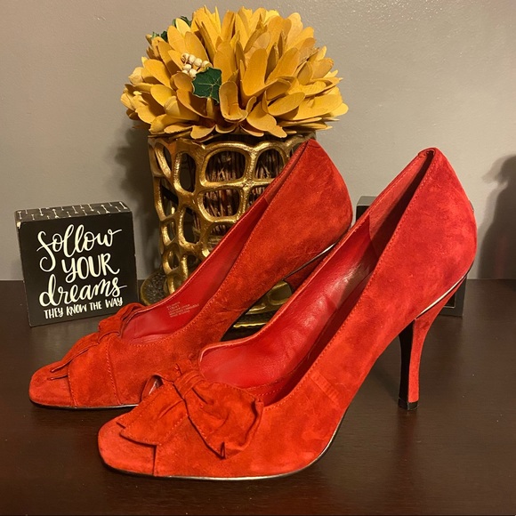 red pumps size 11